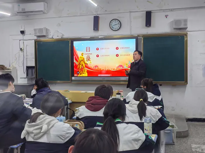 【五育并举】亳州十八中召开主题班会引导学生践行雷锋精神